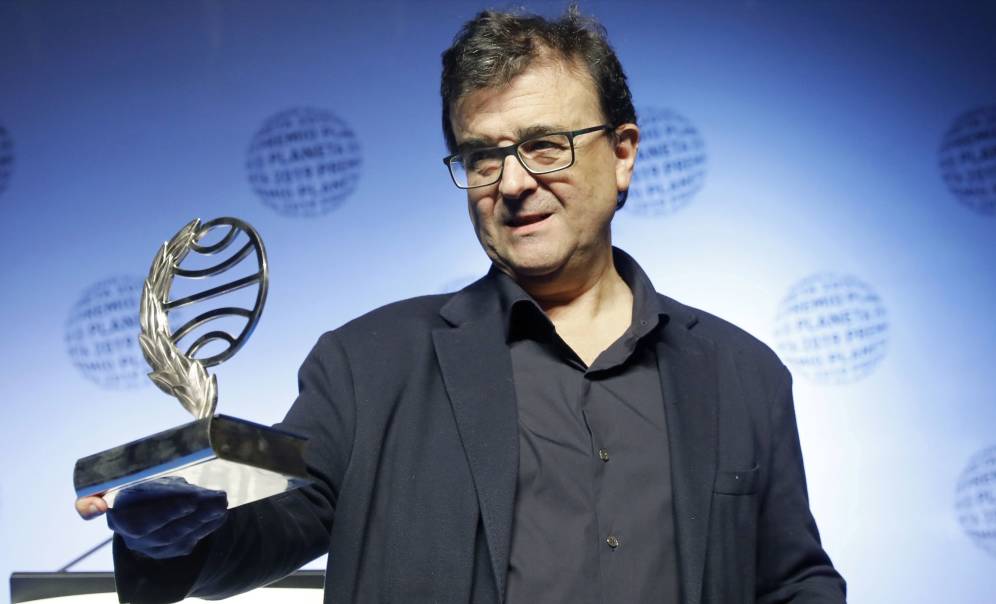 Cercas sostiene el trofeo que le acredita como Premio Planeta 2019. El finalista fue Manuel Vilas, con su novela titulada "Alegría"