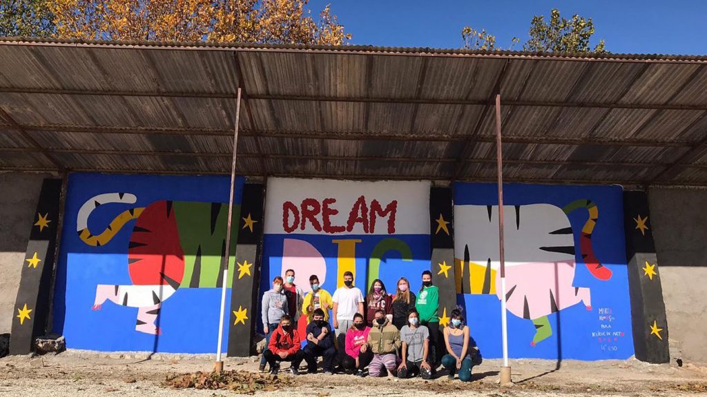 Alumnos del centro Benjamín Jarnés junto al mural realizado por ellos y Believe in Art