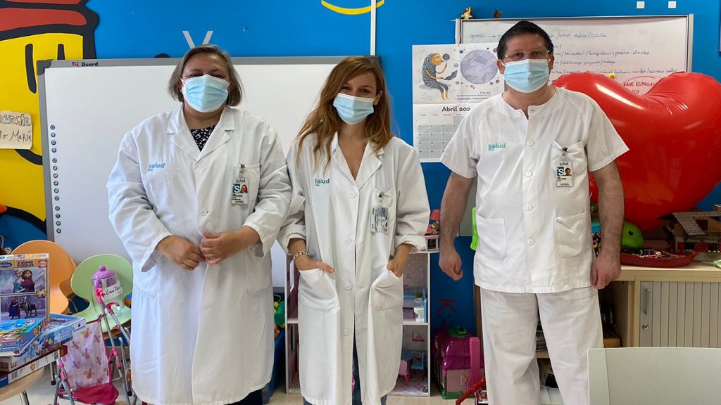 Jesús, Alicia y Esther, profesores del Ciberaula, posando en el espacio del Ciberaula del Hospital Infantil de Zaragoza.