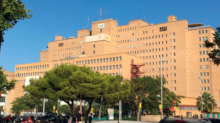 Fachada del Hospital Miguel Servet de Zaragoza vista desde el Paseo Isabel la Católica.