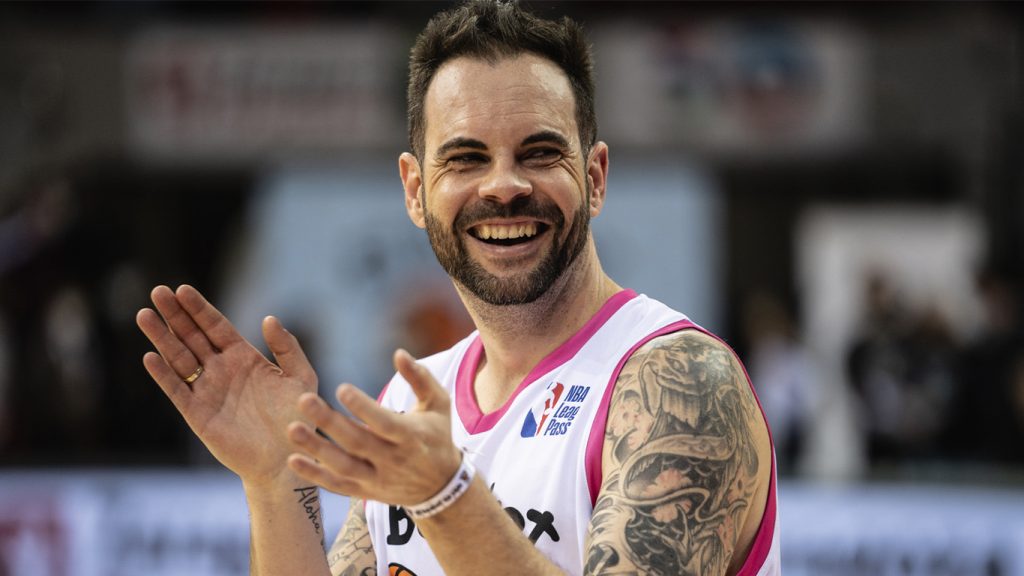 Alberto Béjar, sonrinente y feliz, durante la celebración del evento Basket contra en Cáncer en Zaragoza (enero 2022).