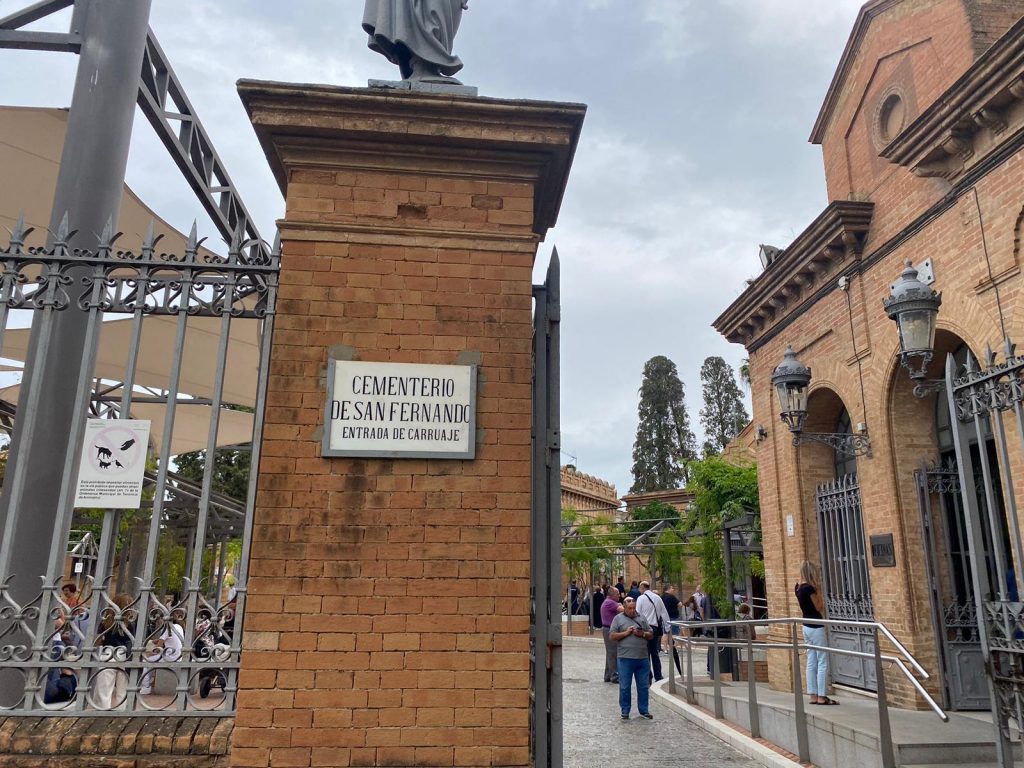 En la imagen se observa la entrada del cementerio de San Fernando, ubicado en la provincia Sevillana situado en el barrio San Jerónimo.