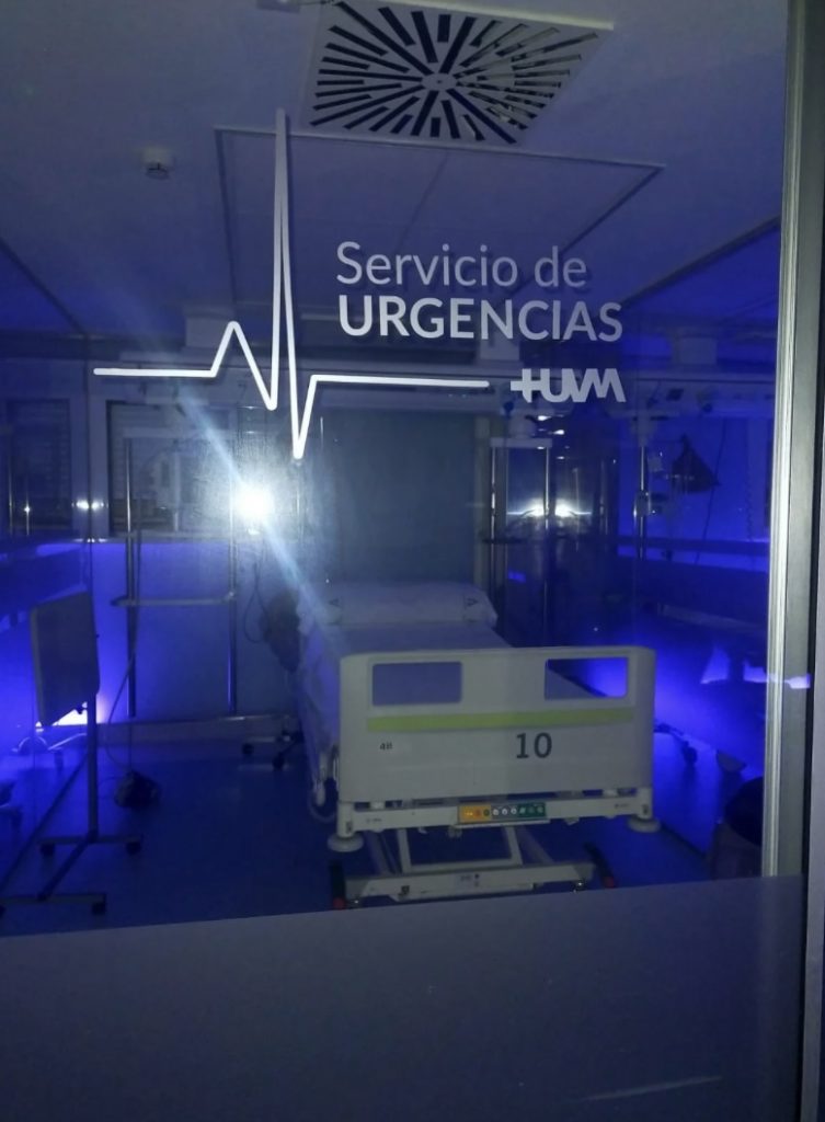 Se observa desde fuera la sala de observación de respiración del Hospital Macarena, en Sevilla