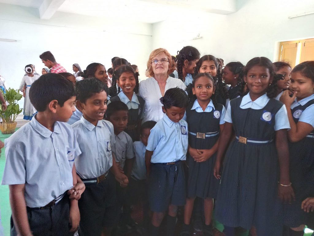 Montse, vicepresidenta de la asociación atiende las clases del colegio bilingüe que han creado desde Kumara.