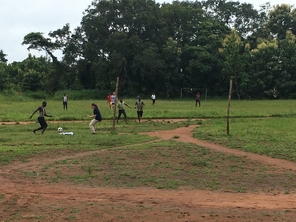 La voluntaria, Isabel juega a fútbol en su momento mientras hacía voluntariado en Sudán del Sur